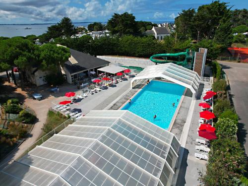 - une vue aérienne sur la piscine et le complexe dans l'établissement Domaine Résidentiel de Plein Air Le Bois d'Amour, à Quiberon