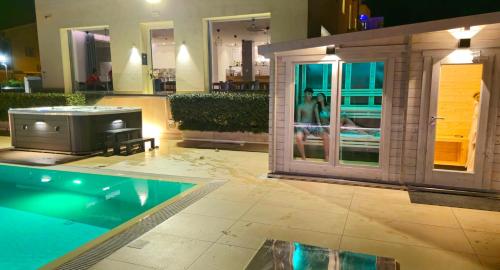 Πισίνα στο ή κοντά στο You & Me Beach Hotel