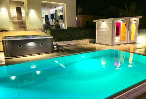 Πισίνα στο ή κοντά στο You & Me Beach Hotel