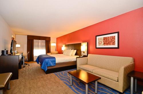 Tempat tidur dalam kamar di Astoria Extended Stay & Event Center