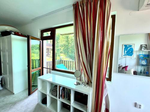 una habitación con un escritorio y una ventana en Arkutino Beach, en Burgas