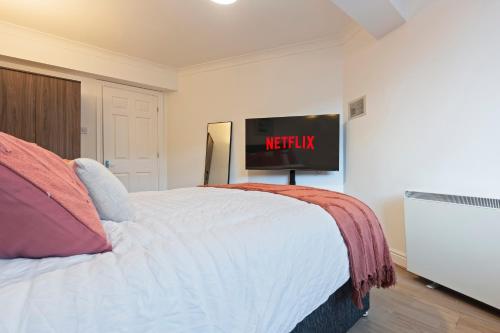 Katil atau katil-katil dalam bilik di Leeds Elegant Flat in Prime Location - Sleeps 4 - Parking