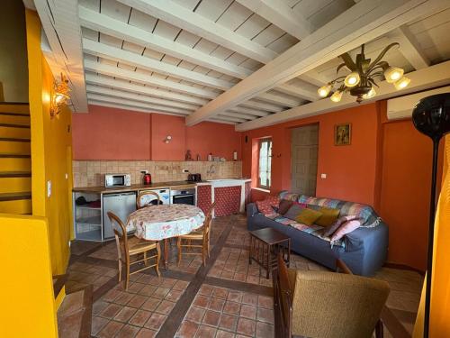 un salon avec un canapé et une table dans l'établissement La petite Major Arles centre, à Arles