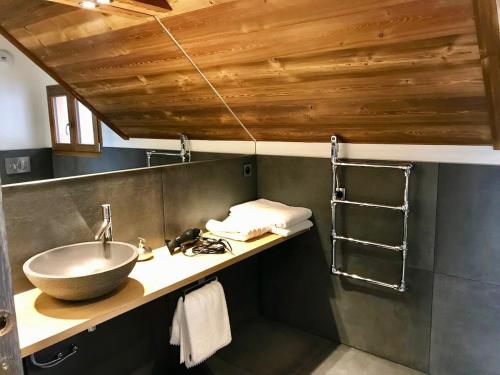 a bathroom with a sink and a counter with a sink at Villa à 200mètres du lac avec terrasse privée in Sévrier