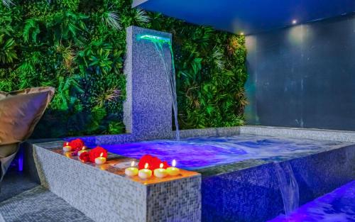 a jacuzzi tub in front of a green wall at Villa Laura in Atri