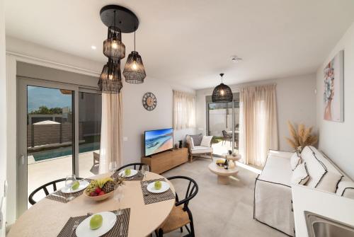 Postel nebo postele na pokoji v ubytování KS Luxury Villas Heated Pools