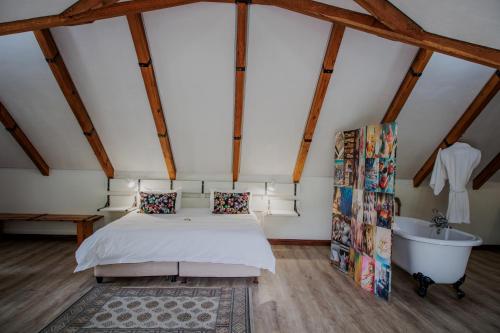 Кровать или кровати в номере Aan de Oever Guesthouse