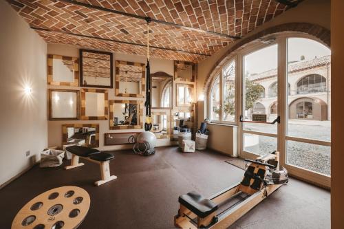 a room with a gym with a large window at Relais Almaranto in Calamandrana