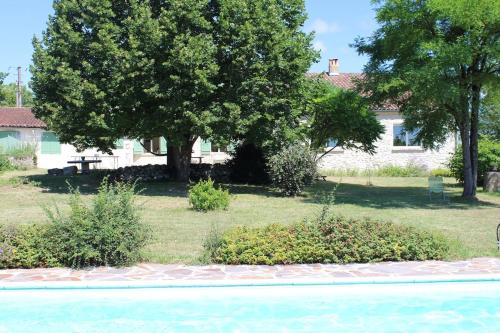 Κήπος έξω από το Oasis du Quercy