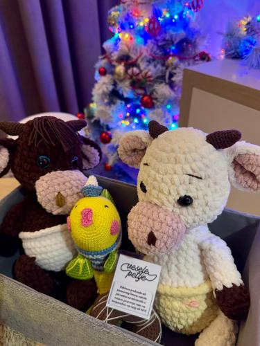 two stuffed animals in a box next to a christmas tree at Zepterme Apartman 012 in Vrnjačka Banja