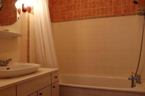 une salle de bain avec un lavabo et une baignoire et un lavabo dans l'établissement Appartement 2 pièces PORT LA NOUVELLE PN210-047, à Port-la-Nouvelle