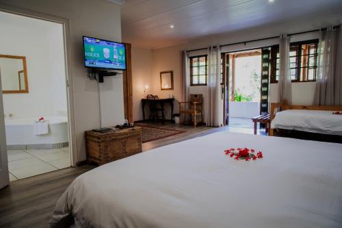 Кровать или кровати в номере Aan de Oever Guesthouse