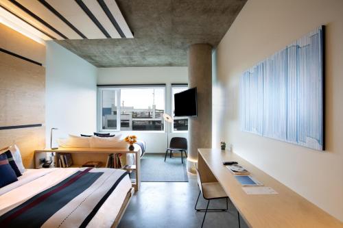 una camera con letto e scrivania di The Source Hotel a Denver