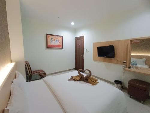 NgabeanにあるThe Cabin Hotel Wirobrajanのホテルルーム ベッド1台&弓付