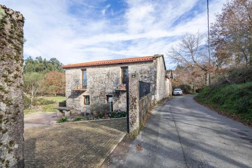 a stone house with a gate on the side of a road at Chan Da Ra in A Lama