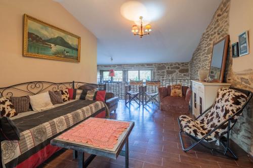 a living room with a couch and chairs at Chan Da Ra in A Lama