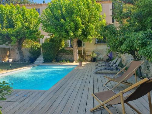 une terrasse avec des chaises et une piscine dans l'établissement Mas de Mazan, à Mazan