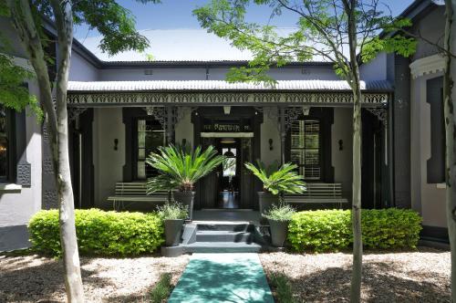 una casa con delle palme davanti di The Black House a Robertson