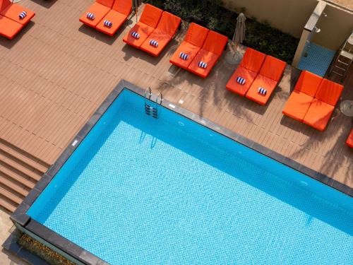 Bazén v ubytování Novotel Muscat Airport nebo v jeho okolí