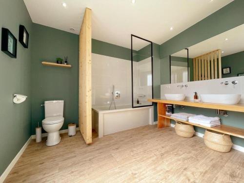 une salle de bain avec toilettes, lavabo et baignoire dans l'établissement L'Arche de Noyers, à Noyers-sur-Cher
