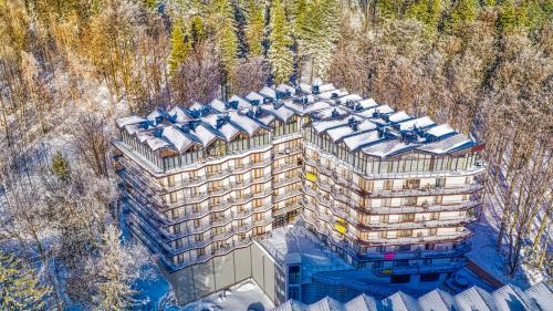 una vista sul tetto di un edificio con pannelli solari di Resort Karkonosze, Sun & Snow a Szklarska Poręba