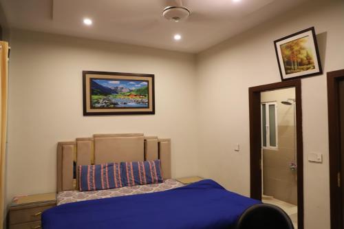 Tempat tidur dalam kamar di Riverhill
