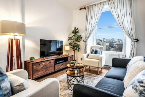 Cozy Central 2 Bed Apt with Great View - Parking photo 6