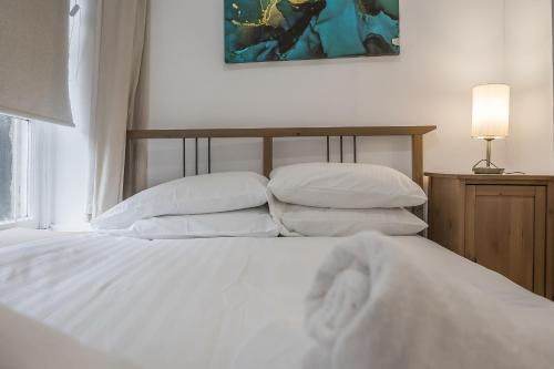 Cozy Central 2 Bed Apt with Great View - Parking photo 10