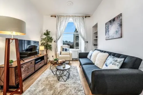 Cozy Central 2 Bed Apt with Great View - Parking photo 1