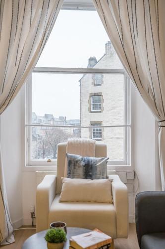 Cozy Central 2 Bed Apt with Great View - Parking photo 31