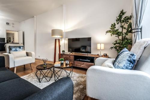 Cozy Central 2 Bed Apt with Great View - Parking photo 33