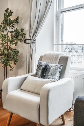 Cozy Central 2 Bed Apt with Great View - Parking photo 36