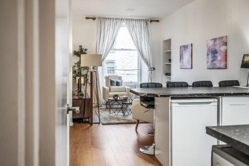 Cozy Central 2 Bed Apt with Great View - Parking photo 37