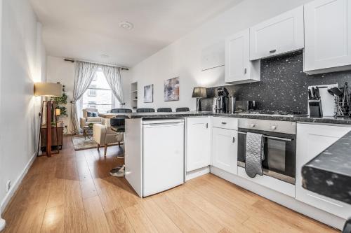 Cozy Central 2 Bed Apt with Great View - Parking photo 39
