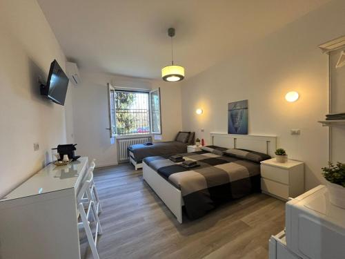 A bed or beds in a room at Bed&breakfast BBqueen Sandonato Policlinico