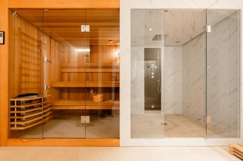 ヴェリエ・デュ・ラックにあるVilla Elegance - Vue Lacのバスルーム(ガラス張りのシャワードア付)