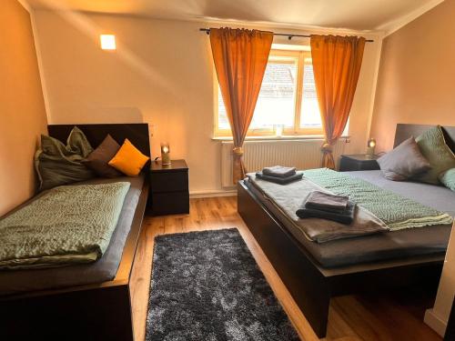 En eller flere senge i et værelse på Elegante Dreizimmer-Wohnung