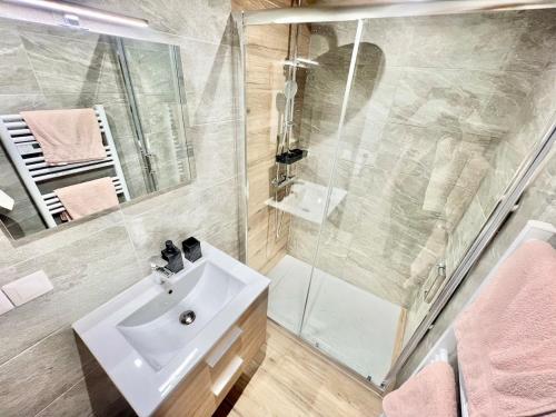 Ένα μπάνιο στο Appartement confortable balcon