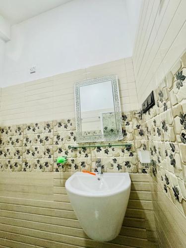 a bathroom with a sink and a mirror at Trinco Town Family Guest House in Trincomalee