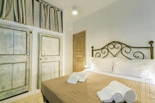 a bedroom with a bed with two towels on it at Le Dimore di Trulli Mandorlo con piscina esclusiva in Putignano