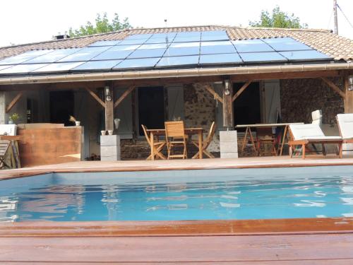 une maison avec une piscine dotée d'un toit solaire dans l'établissement ENTRE CHEVREUIL ET CERF, à Belin-Beliet