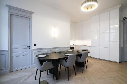 une salle à manger avec une table et des chaises dans l'établissement Appartement neuf et luxueux climatisé à Paris 17, à Paris