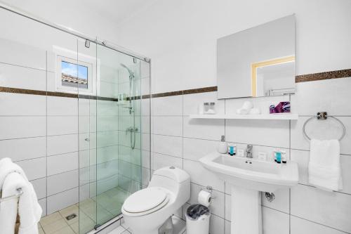 Koupelna v ubytování Villa Noah Your Luxurious 4BR Retreat by Bocobay