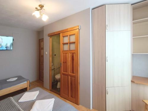 a small bedroom with a closet and a toilet at Pokoje Gościnne Janina Bocheńczak in Gliczarów