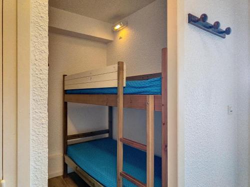 Cette petite chambre comprend un lit superposé. dans l'établissement Olympe, à Antibes