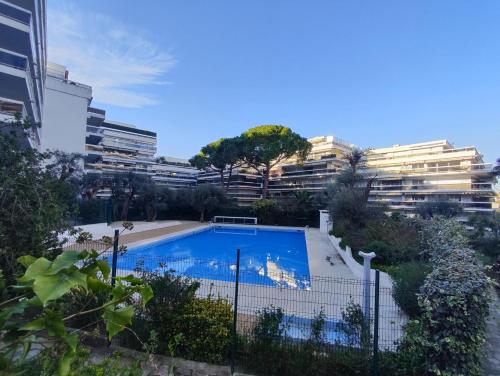 une piscine devant certains immeubles d'habitation dans l'établissement Olympe, à Antibes