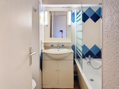 une salle de bain avec un lavabo et un miroir dans l'établissement Olympe, à Antibes