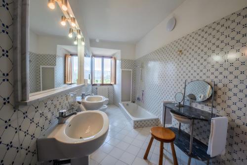 Et badeværelse på Villa Caselunghe exclusive