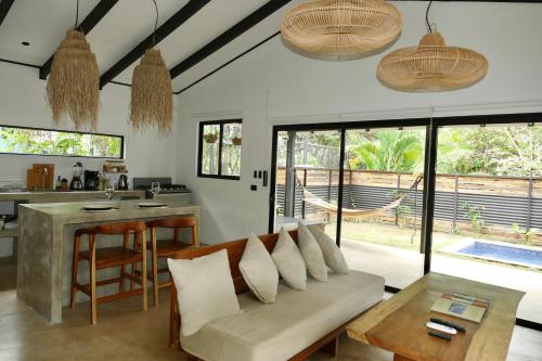 una sala de estar con un sofá y una mesa en Aduana - Beach House, en Santa Teresa Beach