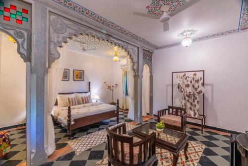 ウダイプールにあるIndulge Udaipur by Packのベッドルーム1室(ベッド1台、テーブル、椅子付)